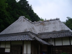 オガサ製工が修理する前の屋根の様子