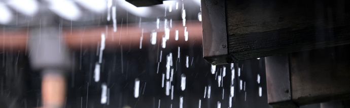 梅雨の工場屋根